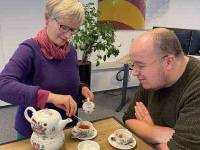 Sahne immer gegen den Uhrzeigersinn: Anke Zimmer vom Ostfriesischen Teemuseum erkl&auml;rt  die richtigen Handgriffe der ostfriesischen Teezeremonie.