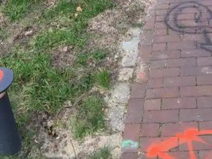 Beschmierte und schiefgetretene Leuchten und Graffiti auf den Wegen. Durch Vandalismus wurden die neu installierten Leuchten im Zitadellenpark erheblich in Mitleidenschaft gezogen.