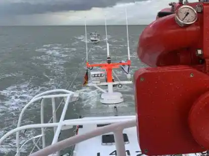 Nach Wassereinbruch im Schlepp der Seenotretter: Die BERNHARD GRUBEN hat den rund zehn Meter langen Havaristen auf den Haken genommen.