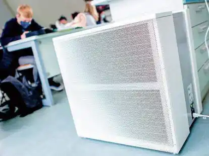 Lernen mit Luftfilter: Im Landkreis Oldenburg wollen die meisten Schulen nach einer Befragung warten, bis Anlagen fest installiert werden. (Symbolbild)