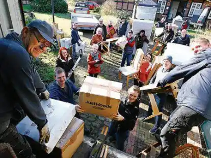 Mit vereinten Kr&auml;ften: Mitglieder der Riverboat Doctors und ihrer Partnerorganisation Projekthilfe Gambia haben auf dem Gel&auml;nde des Berufsf&ouml;rderungswerks in Bookholzberg einen Container mit Hilfsg&uuml;tern beladen.