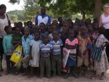 Regelm&auml;&szlig;ige Besuche in Boumdoudoum geh&ouml;ren f&uuml;r die Boumdoudoum AG dazu &ndash; hier ein Bild mit Lehrerin Anke Zimmer, Sch&uuml;lern und Lehrern vor der Schule.