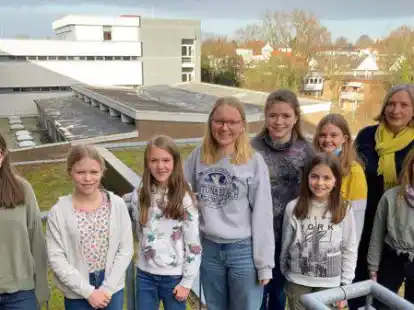 Engagieren sich in der Boumdoudoum AG des Neuen Gymnasiums (v.links): Theresa Bartsch, Johanna Detmers, Mila Rautenbach, Maja Schnurpfeil, Arwen St&uuml;hrmann, Noa Nannen Ramirez, Emma Niclaus, Anke Zimmer und Frieda Marr; nicht im Bild sind Johannes Allroggen, Joleen Laila Bachmann, Runa St&uuml;hrmann und Tamara Obeed.