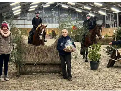 Freuten sich mit den Reiterinnen und Reitern &uuml;ber den gelungenen Lehrgang: Johanna Wetjen, Udo M&uuml;ller und Christina Schramm-Brandt (vorne, von links)