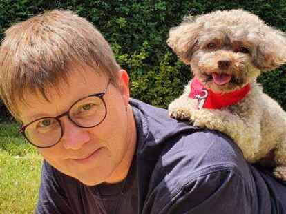 Luna im Arbeitsmodus: Wenn die kleine H&uuml;ndin von Heike Walter ihr rotes Malteser-Halstuch tr&auml;gt, wei&szlig; sie, dass sie im Einsatz ist.