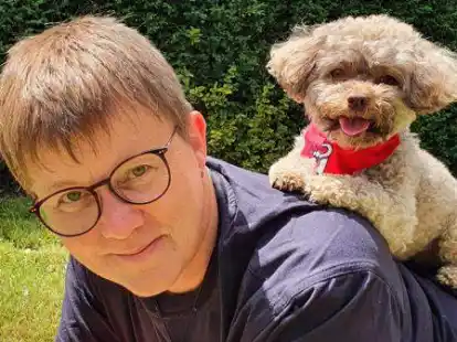 Luna im Arbeitsmodus: Wenn die kleine H&uuml;ndin von Heike Walter ihr rotes Malteser-Halstuch tr&auml;gt, wei&szlig; sie, dass sie im Einsatz ist.