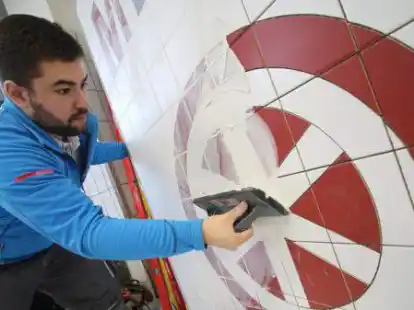 Zeigt seine Skills beim Fliesenlegen: Silas Dulle beim WM-Ausscheidungstraining in Rostrup. Der Zeteler kann sich als Zweitplatzierter noch Hoffnung auf ein Ticket nach Shanghai machen.