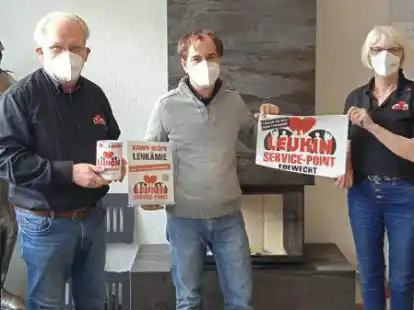 Neuer Service-Point: Horst Morgenstern und Christa Lindenberg vom Verein Leukin freuen sich, dass Ralf Gauger (Mitte) in seinem Gesch&auml;ft auch die Arbeit des Vereins unterst&uuml;tzt.