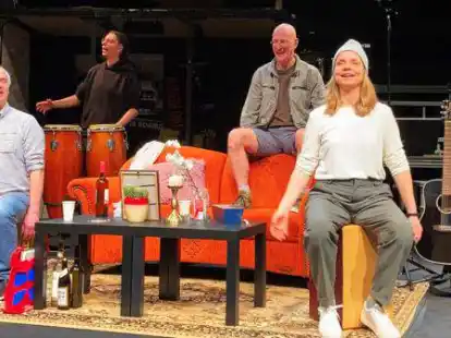 Haben das St&uuml;ck &bdquo;Wei&szlig;e Raben&ldquo; zusammen mit Regisseur Marc Becker entwickelt: Die Schauspieler (von links) Ren&eacute; Schack, Christian Klein, Dieter Hinrichs, Imme Beccard und Marie-Luise Gunst.