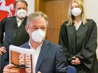 Wegen Untreue in drei F&auml;llen angeklagt: Der ehemalige EWE-Vorstandschef Matthias Br&uuml;ckmann (Mitte) mit seinem Anwaltsteam am ersten Verhandlungstag.