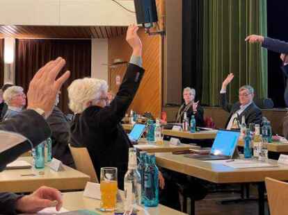 Ratsvorsitzender Tobias Masemann z&auml;hlt nach: Der Haushalt der Stadt Schortens ist mehrheitlich beschlossen.