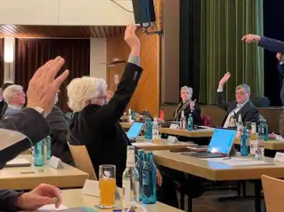 Ratsvorsitzender Tobias Masemann z&auml;hlt nach: Der Haushalt der Stadt Schortens ist mehrheitlich beschlossen.