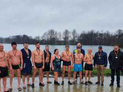 Die neun Schwimmer und eine Schwimmerin erhielten sogar eine Medaille. Den Startschuss gab Cloppenburgs B&uuml;rgermeister Neidhard Varnhorn (dritter von rechts). Auch Alt-B&uuml;rgermeister Dr. Wolfgang Wiese (zweiter von rechts) war da. &Auml;rztlich begleitet wurde das Event von Dr. Paul Meyer (f&uuml;nfter von rechts).