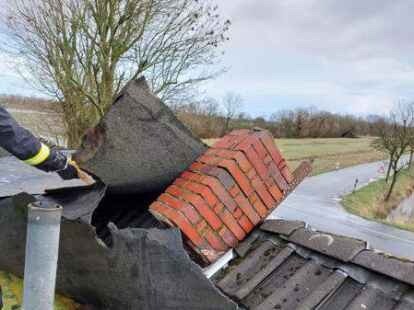 Der Orkan riss die Dachpappe von diesem Haus am Oldenburger Damm. Die Feuerwehr G&ouml;dens entfernte die restlichen Bahnen, die sonst zur Gefahr f&uuml;r den verkehr h&auml;tten werden k&ouml;nnen.
