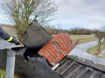 Der Orkan riss die Dachpappe von diesem Haus am Oldenburger Damm. Die Feuerwehr G&ouml;dens entfernte die restlichen Bahnen, die sonst zur Gefahr f&uuml;r den verkehr h&auml;tten werden k&ouml;nnen.