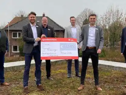 Die LzO-Verantwortlichen aus der Region: Oliver Feldhoff (Filialleiter Sandkrug, von links), Sebastian Merz (Filialleiter Ahlhorn und Gro&szlig;enkneten), Stefan D&auml;hne (Filialleiter Wardenburg), Henning Schr&ouml;der (Filialleiter (Hundsm&uuml;hlen), Marcel Fiedler (Filialleiter Kirchhatten) und J&ouml;rg Niemann (Direktor Privatkundengesch&auml;ft im Landkreis Oldenburg und der Stadt Delmenhorst).