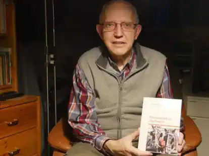 Gerhard Roos mit seinem neuen Buch &bdquo;Pommerland ist abgebrannt