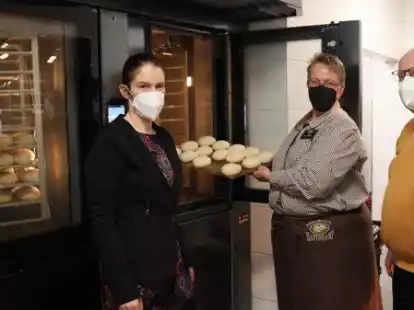 Die B&auml;ckerei Haferkamp hat ihre neue Filiale in Harpstedt er&ouml;ffnet: Jennifer Bahrs (Assistentin der Gesch&auml;ftsf&uuml;hrung, von links), Bianca Harries (Filialleiterin) und Wilhelm Haferkamp (Gesch&auml;ftsf&uuml;hrer) vor den &Ouml;fen.