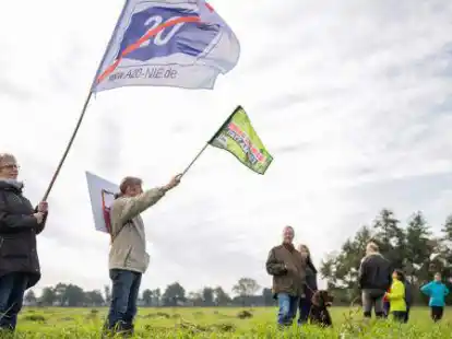 Demonstranten stehen  im Moor und protestieren gegen den Ausbau der K&uuml;stenautobahn A20.
