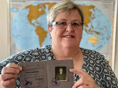 &bdquo;Auto gefahren ist mein Opa nie&ldquo;, sagt die Kirchhatterin Ellen Eylers, hier mit dem 1942 ausgestellten F&uuml;hrerschein ihres Gro&szlig;vaters Heinrich Hermann.