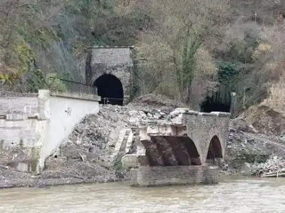 Die Sch&auml;den durch die Hochwasser-Katastrophe im Ahrtal sind gewaltig. Br&uuml;cken und Bahnstrecken sind zerst&ouml;rt. Eine Delegation aus der Gemeinde Gro&szlig;enkneten informierte sich im stark betroffenen Dorf Dernau, um weitere Hilfsaktionen anzuschieben.