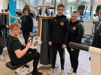 Teile des motivierten Teams aus dem Judo-Club: Laila Harde (von rechts, Auszubildende), Sarah Bonhagen und Lukas Noffke (Praktikanten), Vereinsmitglied Steffen Schnieder (vorne am Ger&auml;t), Gesch&auml;ftsf&uuml;hrerin Birgit Schweer und Studioleiter Simon Ahlers.