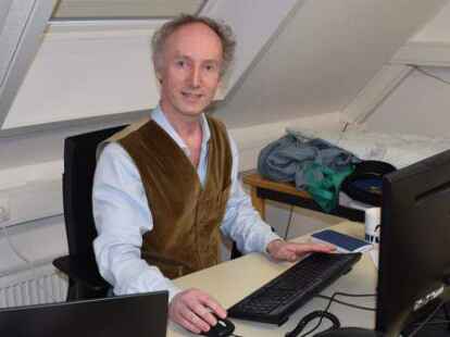 Der Beauftragte f&uuml;r die saterfriesische Sprache Henk Wolf (hier in seinem B&uuml;ro im Rathaus in Ramsloh) bietet nun auch eine Sprechstunde im Mandehuus in Str&uuml;cklingen an.