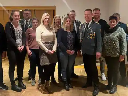 Der neue Vorstand des Sch&uuml;tzenvereines &bdquo;Gut Ziel&ldquo; Str&uuml;cklingen (von links): Frank Schulte, Ilka Ernst, Dieter Pfeiffer, Sonka Reents, Kerstin Geesen, Mareike Fugel, Erika Hertema, Marco Fugel, Konrad Fugel, Jonas Stalljann, Grit Fugel, Matthias Ahlers und Thorsten Krummen. Privat