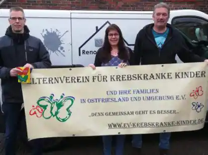Johann Gronewold vom Elternverein krebskranker Kinder mit Anita und Willi Schmidt bei der Spenden&uuml;bergabe.