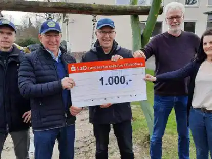 Spende f&uuml;r das Mehrgenerationenhaus in Nordenham (von links): Georg D&uuml;rr, Harald Hillmer und Wilfried Furche vom Lions-Club Nordenham/Elsfleth &uuml;berreichten einen Scheck &uuml;ber 1000 Euro an Stefan Schreiber und Doreen Schmidt.