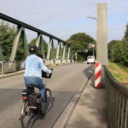 Im Zuge des Ausbaus des K&uuml;stenkanals m&uuml;ssen Br&uuml;cken erh&ouml;ht werden.