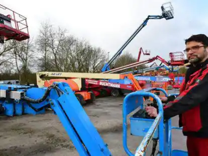 Dem Orkan keine Angriffsfl&auml;che bieten: Bei der Firma Buchtmann Arbeitsb&uuml;hnen f&auml;hrt  Werkstattleiter Adrian Carbajo  Arbeitsb&uuml;hnen ein, die sonst hoch aufragen.