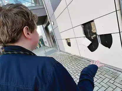 L&ouml;chern in der Fassade: An der  IGS Fl&ouml;tenteich haben n&auml;chtliche Besucher zugeschlagen.