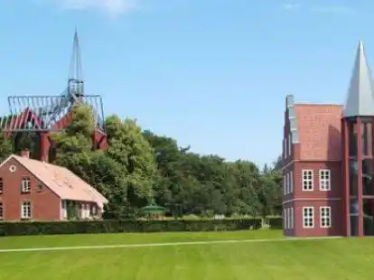 So k&ouml;nnte der Nachbau des Jagdschlosses einmal aussehen. Links im Bild sind das Forsthaus und die Kloster-Imagination zu sehen.