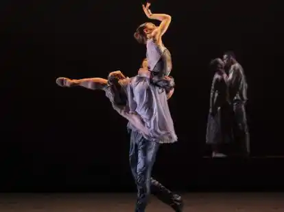 Choreografie zwischen Traum und Wirklichkeit zu Arnold Sch&ouml;nbergs &bdquo;Verkl&auml;rte Nacht&ldquo; &ndash; das Hauptst&uuml;ck aus dem dreiteiligen Ballett-Abend, der am 19. Februar Premiere feiert.