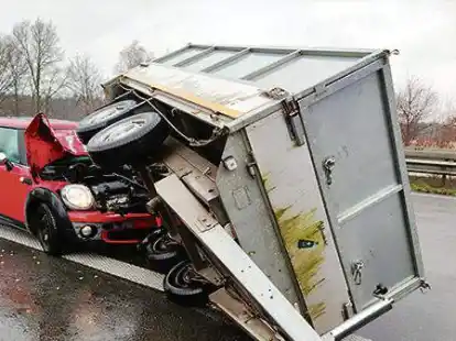 Der Kleinwagen der 21-J&auml;hrigen brachte den Anh&auml;nger auf der A 28 zum Kippen.