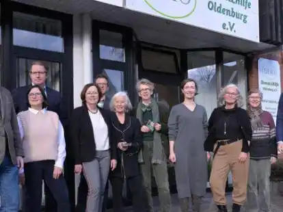 Zusammen f&uuml;r den Film: (von links) Dr. J&ouml;rgen Welp (Oldenburgische Landschaft), Tanja Ellerbrock (2. Vorsitzende der Demenz-Hilfe), J&ouml;rg Heiduk (Kulturstiftung der &Ouml;ffentlichen Oldenburg), Sozialdezernentin Dagmar Sachse, Joachim Gruben (Bezirksverband), Elfi Hoppe, Uta Fleischmann, Wiebke Schneidewind (Gesch&auml;ftsf&uuml;hrerin Oeins), Marlene Dirks (1. Vorsitzende der Demenz-Hilfe), Christiane Maas (Kulturb&uuml;ro Oldenburg)  und Patrik Grahlmann (Vorstand LzO)