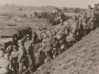 Franz Tuhy Sturmflut 1962: Die Bundeswehr packt Sands&auml;cke an den M&uuml;nnichdeich zwischen Horumersiel und Schillig