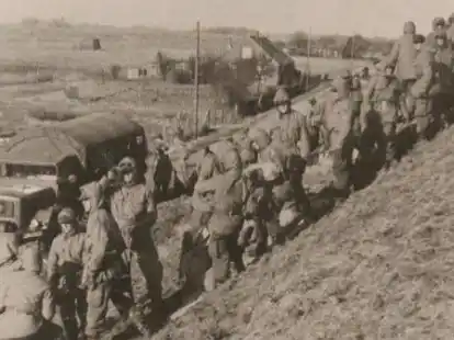Franz Tuhy Sturmflut 1962: Die Bundeswehr packt Sands&auml;cke an den M&uuml;nnichdeich zwischen Horumersiel und Schillig