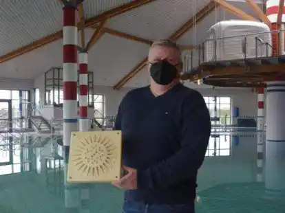 Badleiter Olaf Jan&szlig;en mit einem Quelltopf in der Friesland-Therme Horumersiel.