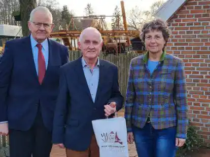 Verabschiedung als Vorsitzender des Kuratoriums: Hans Eveslage (links) und Museumsleiterin Antje Hoffmann bedankten sich bei Leonhard Rosenbaum aus Ramsloh f&uuml;r die langj&auml;hrige Arbeit.