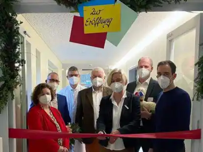 Weihten den Anbau am Ammerland-Hospiz ein (von links): Kea B&uuml;nnemeyer, Thomas Kappelmann (Landkreis Ammerland), Dr. Peter Ritter (Ammerland-Klinik), Uwe Last (Hospizdienst Ammerland), Landr&auml;tin Karin Harms, Axel Weber (Ammerland-Klinik) und der Kreistagsabgeordnete J&ouml;rg Brun&szlig;en.