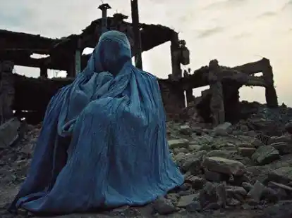 Aufgenommen in Afghanistan: Eine Frau vor den Tr&uuml;mmern ihres zerst&ouml;rten Hauses.