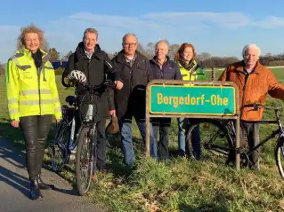 Freuen sich auf den neuen Radweg: Fachdienstleiterin Sabine Finke (von links), B&uuml;rgermeister Ralf Wessel, Friedhard Johannes, J&uuml;rgen Struthoff, Anne Willenborg und Gerd Logemann.