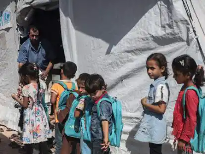 Engagement von Unicef: &Uuml;berall auf der Welt ist die Hilfsorganisation aktiv, unz&auml;hlige Kinder profitieren von den Eins&auml;tzen, so wie diese Jungen und M&auml;dchen, die f&uuml;r ihren Unterricht im Schulzelt Schlange stehen.