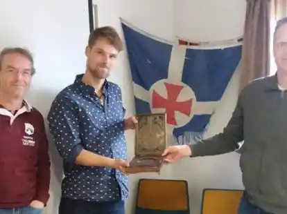 Jens-Werner Hinrichs (links) und Andre Engelhardt wurde f&uuml;r ihre seglerischen und seem&auml;nnischen Leistungen der Fahrtenwanderpreis f&uuml;r 2020 und 2021 der Segelkameradschaft Horumersiel verliehen; rechts Vorsitzender Jan Gerdes.