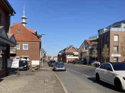 Die Emsteker Stra&szlig;e soll ausgebaut werden. Vor den Gewerbebetrieben soll ein seitlicher Parkstreifen erhalten bleiben. Das kritisiert der ADFC.