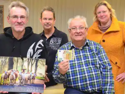 <p>Die beiden Hobbyfotografen Kai Kinghorst (von links) und Jens Harms spendeten den Erl&ouml;s aus dem Verkauf ihres Kalenders an den Berner B&uuml;rger- und Heimatverein, f&uuml;r den die Vorsitzenden Dieter Kretschmer und Angelika Wigger das Geld entgegennahmen.</p>