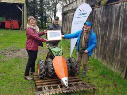 Melanie Gloystein von der Volksbank, Gerold B&uuml;sing, 2. Vorsitzender der Moorriem-Ohmsteder-Sielacht und Hans-J&uuml;rgen Junge vom Nabu Elsfleth freuten sich &uuml;ber den neuen Balkenm&auml;her.