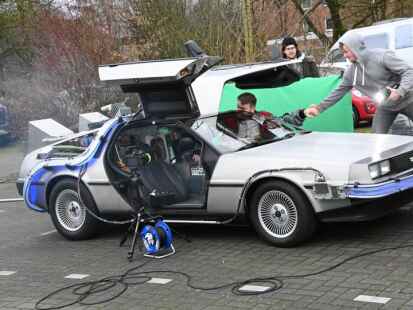 Fluxkompensator - Alexander Grünnewig mit seinem Kult-Auto DeLorean DMC-1  aus dem Kinofilm ãZurück